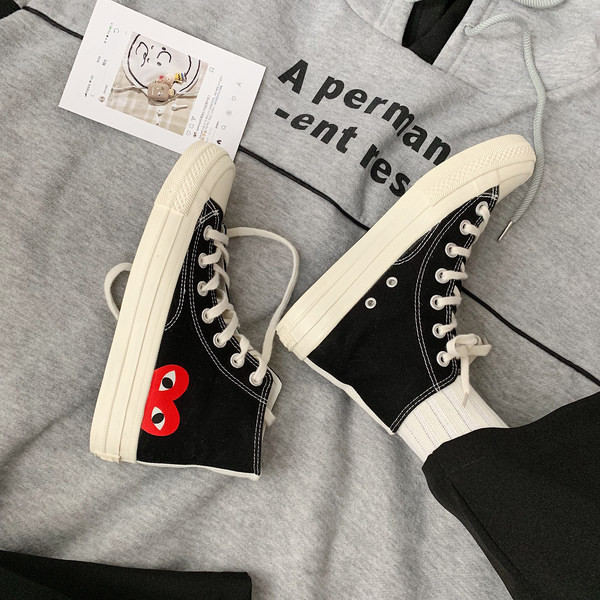 Γυναικεία casual αθλητικά παπούτσια με απλικέ και επίπεδη σόλα