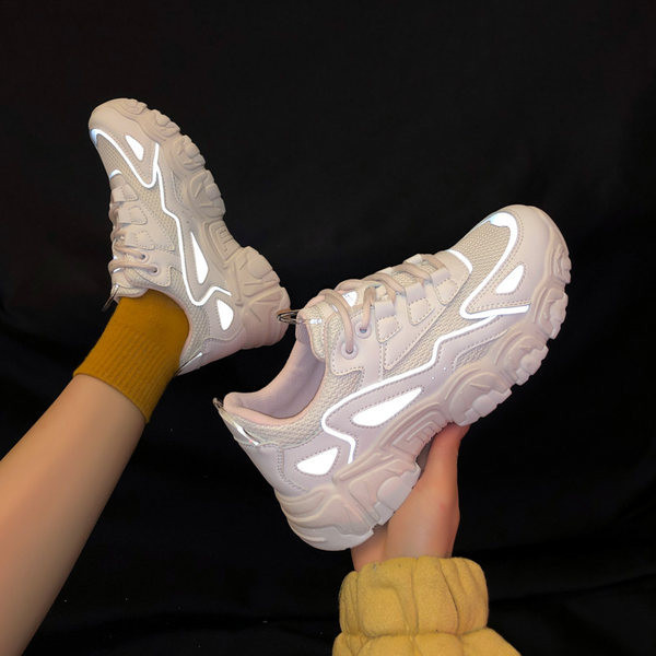 Γυναικεία αθλητικά παπούτσια με τραχιά σόλα και κορδόνια