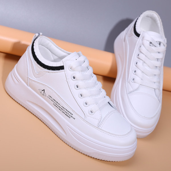 Γυναικεία αθλητικά παπούτσια με επίπεδη σόλα και κορδόνια