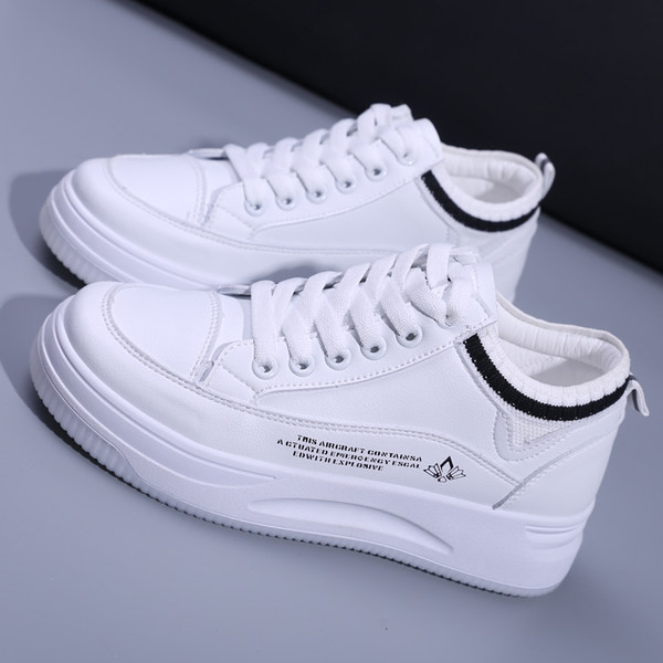 Γυναικεία αθλητικά παπούτσια με επίπεδη σόλα και κορδόνια