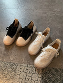 Sieviešu ikdienas kedas no tekstila ar plakanu zoli baltā un melnā krāsā