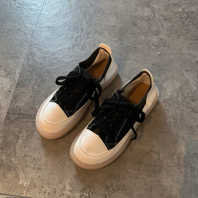 Sieviešu ikdienas kedas no tekstila ar plakanu zoli baltā un melnā krāsā