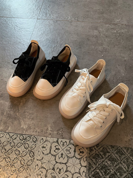 Sieviešu ikdienas kedas no tekstila ar plakanu zoli baltā un melnā krāsā