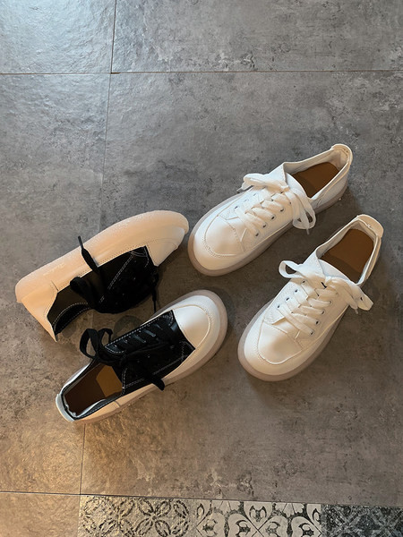 Sieviešu ikdienas kedas no tekstila ar plakanu zoli baltā un melnā krāsā