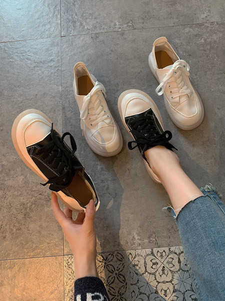 Sieviešu ikdienas kedas no tekstila ar plakanu zoli baltā un melnā krāsā