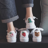 Γυναικεία αθλητικά παπούτσια με απλικέ και κορδόνια