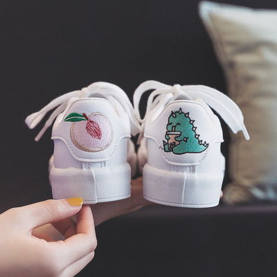 Γυναικεία αθλητικά παπούτσια με απλικέ και κορδόνια