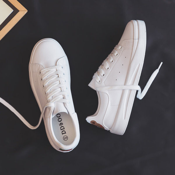 Γυναικεία αθλητικά παπούτσια με απλικέ και κορδόνια