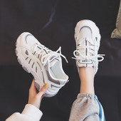 Jauns sieviešu kedu modelis ar raupju zoli un šņorēm