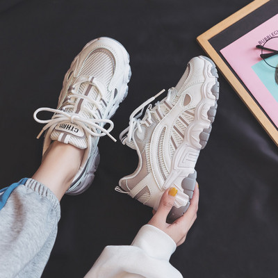 Jauns sieviešu kedu modelis ar raupju zoli un šņorēm