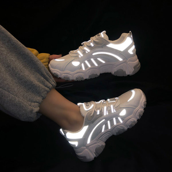 Jauns sieviešu kedu modelis ar raupju zoli un šņorēm