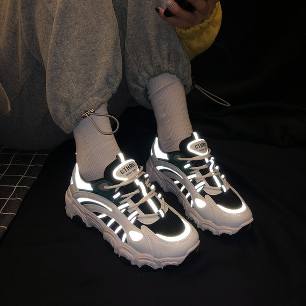 Jauns sieviešu kedu modelis ar raupju zoli un šņorēm