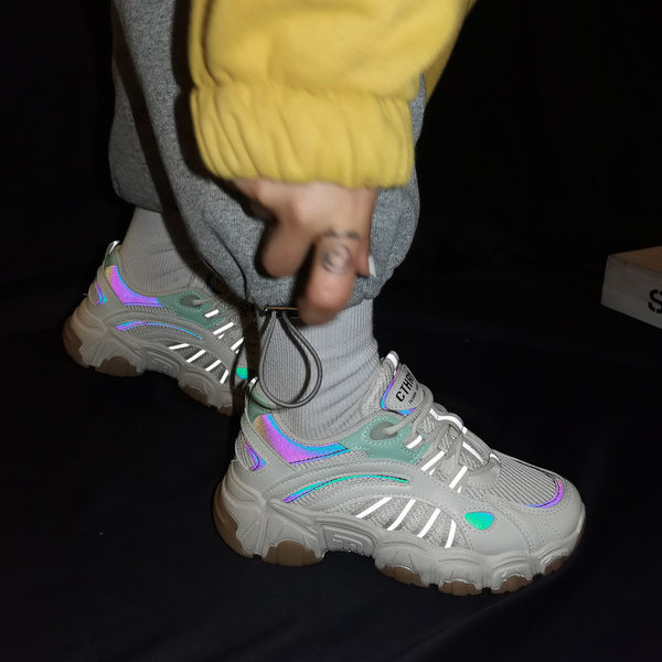 Jauns sieviešu kedu modelis ar raupju zoli un šņorēm