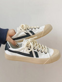 Γυναικεία αθλητικά παπούτσια με επίπεδη σόλα και κορδόνια