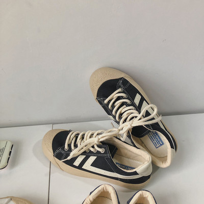 Γυναικεία αθλητικά παπούτσια με επίπεδη σόλα και κορδόνια