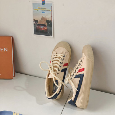 Γυναικεία αθλητικά παπούτσια με επίπεδη σόλα και κορδόνια