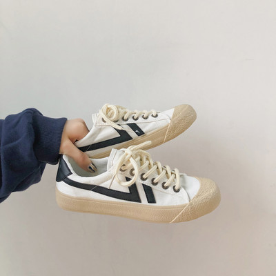 Γυναικεία αθλητικά παπούτσια με επίπεδη σόλα και κορδόνια