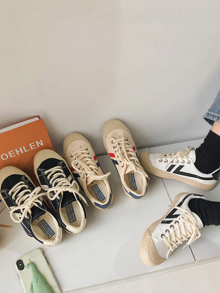 Γυναικεία αθλητικά παπούτσια με επίπεδη σόλα και κορδόνια