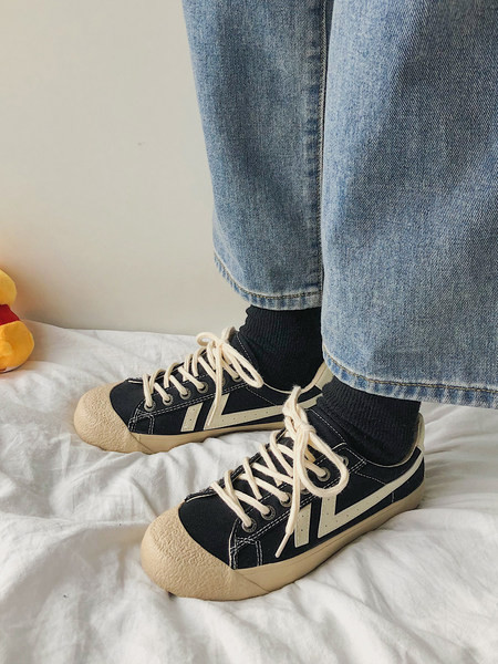 Γυναικεία αθλητικά παπούτσια με επίπεδη σόλα και κορδόνια