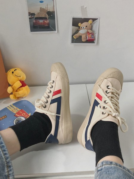 Γυναικεία αθλητικά παπούτσια με επίπεδη σόλα και κορδόνια