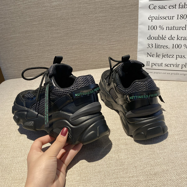 Νέο μοντέλο γυναικεία αθλητικά  παπούτσια με κορδόνια και τραχιά σόλα σε μαύρο χρώμα