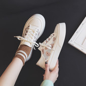 Γυναικεία μοντέρνα αθλητικά παπούτσια με κορδόνια και επίπεδη σόλα σε λευκό και μαύρο χρώμα