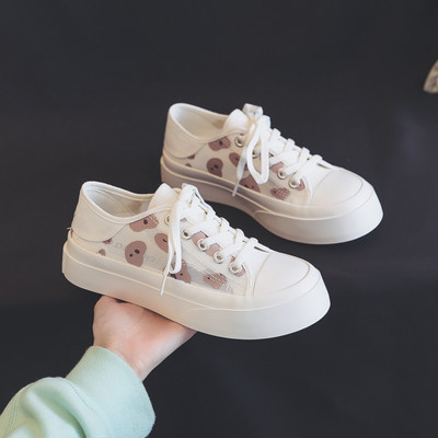 Γυναικεία μοντέρνα αθλητικά παπούτσια με κορδόνια και επίπεδη σόλα σε λευκό και μαύρο χρώμα