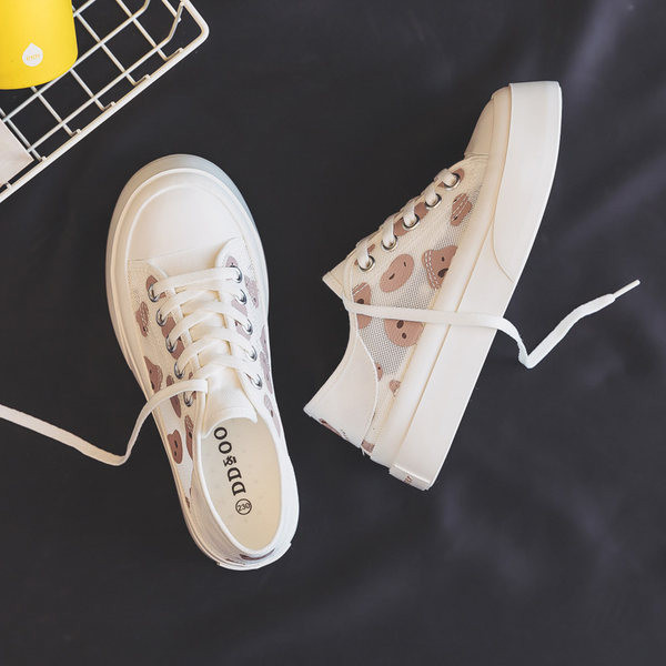 Γυναικεία μοντέρνα αθλητικά παπούτσια με κορδόνια και επίπεδη σόλα σε λευκό και μαύρο χρώμα