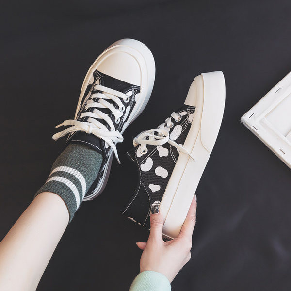 Γυναικεία μοντέρνα αθλητικά παπούτσια με κορδόνια και επίπεδη σόλα σε λευκό και μαύρο χρώμα