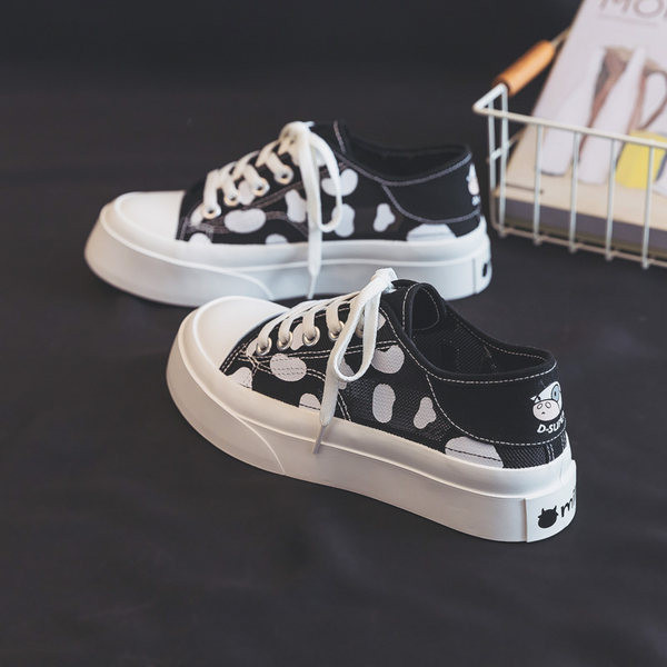 Γυναικεία μοντέρνα αθλητικά παπούτσια με κορδόνια και επίπεδη σόλα σε λευκό και μαύρο χρώμα