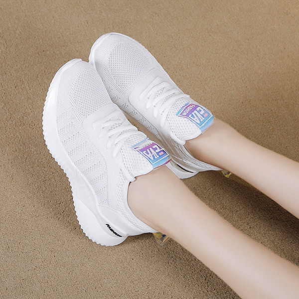 Αναπνεύσιμα γυναικεία αθλητικά παπούτσια με κορδόνια και επίπεδη σόλα - δύο μοντέλα 