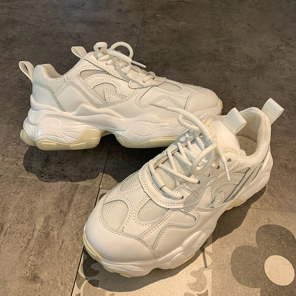 Γυναικεία αθλητικά παπούτσια  με τραχιά σόλα και κορδόνια