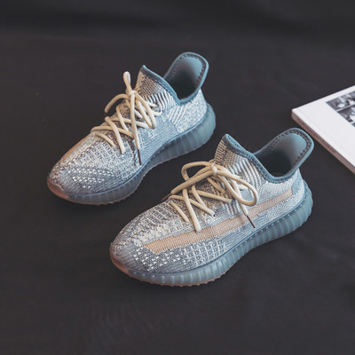 Modernas sieviešu vasaras kedas ar mežģīnēm un plakanu zoli