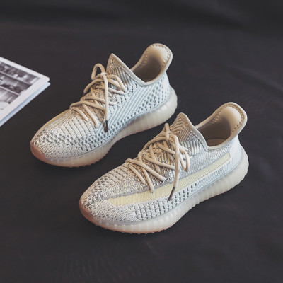 Modernas sieviešu vasaras kedas ar mežģīnēm un plakanu zoli