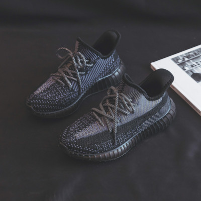 Modernas sieviešu vasaras kedas ar mežģīnēm un plakanu zoli