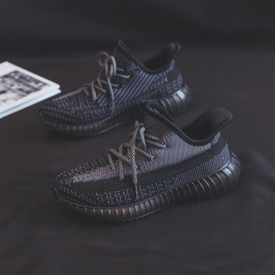 Modernas sieviešu vasaras kedas ar mežģīnēm un plakanu zoli