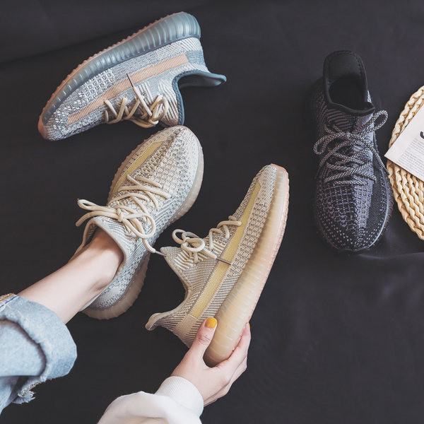 Modernas sieviešu vasaras kedas ar mežģīnēm un plakanu zoli