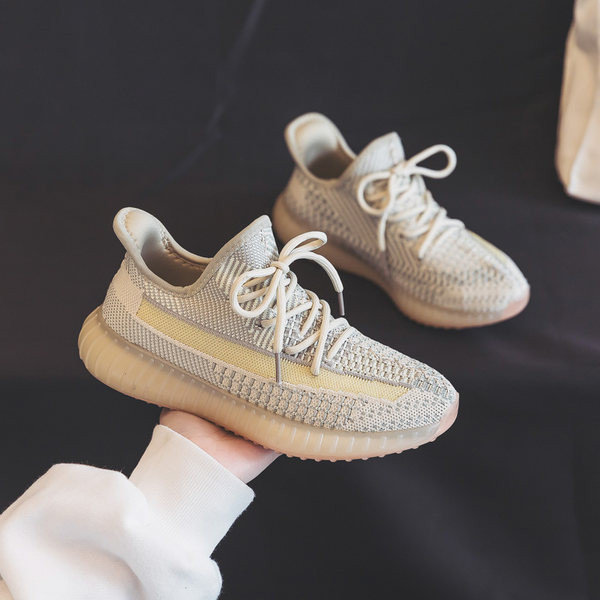 Modernas sieviešu vasaras kedas ar mežģīnēm un plakanu zoli