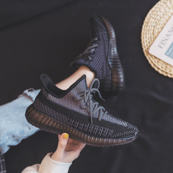 Modernas sieviešu vasaras kedas ar mežģīnēm un plakanu zoli