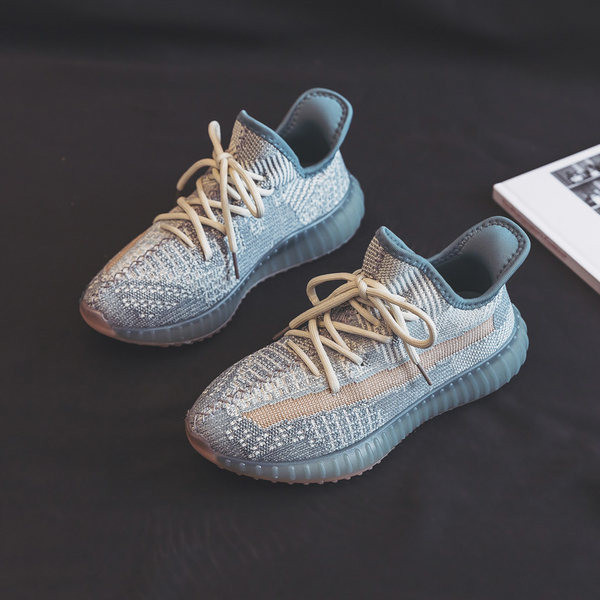 Modernas sieviešu vasaras kedas ar mežģīnēm un plakanu zoli