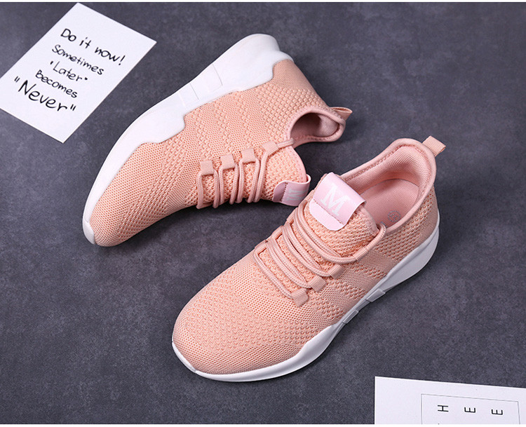 Sieviešu kedas no tekstila ar plakanu zoli - divi modeļi