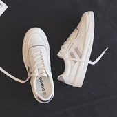 Γυναικεία αθλητικά παπούτσια με επίπεδη σόλα και κορδόνια