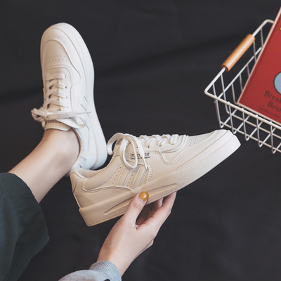 Γυναικεία αθλητικά παπούτσια με επίπεδη σόλα και κορδόνια