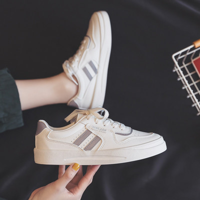 Γυναικεία αθλητικά παπούτσια με επίπεδη σόλα και κορδόνια