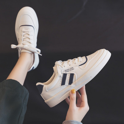 Γυναικεία αθλητικά παπούτσια με επίπεδη σόλα και κορδόνια