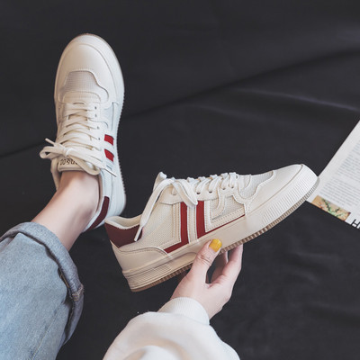 Γυναικεία αθλητικά παπούτσια με επίπεδη σόλα και κορδόνια