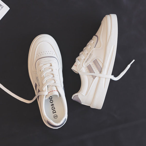 Γυναικεία αθλητικά παπούτσια με επίπεδη σόλα και κορδόνια