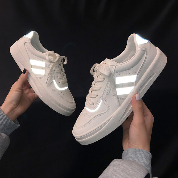 Γυναικεία αθλητικά παπούτσια με επίπεδη σόλα και κορδόνια