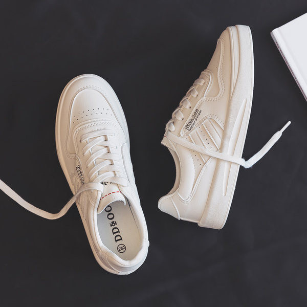 Γυναικεία αθλητικά παπούτσια με επίπεδη σόλα και κορδόνια