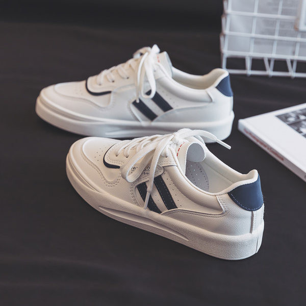 Γυναικεία αθλητικά παπούτσια με επίπεδη σόλα και κορδόνια